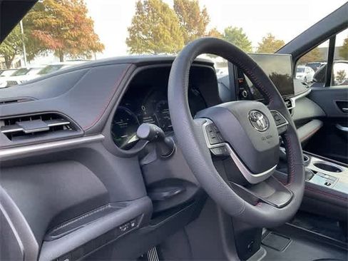 Used 2025 Toyota Sienna XSE image 10