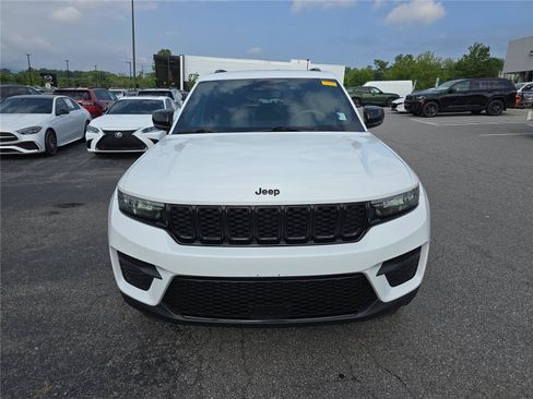 Used 2023 Jeep Grand Cherokee Altitude AWD/4WD image 8