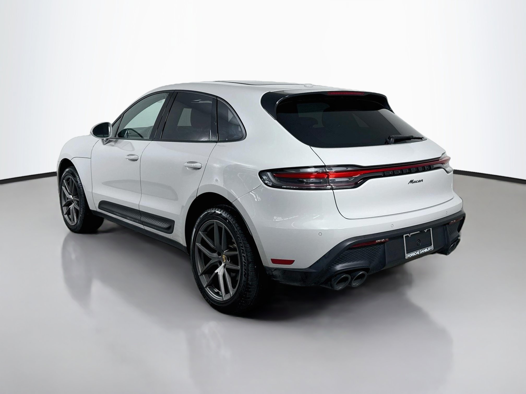 Certified 2023 Porsche Macan AWD/4WD image 3