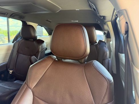 Used 2023 Toyota Sienna Platinum AWD/4WD image 30