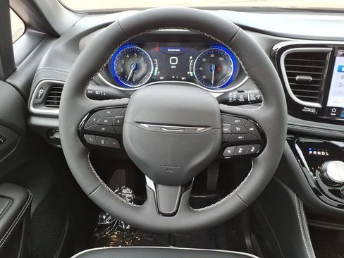 New 2027 Chrysler Pacifica Limited AWD/4WD image 16