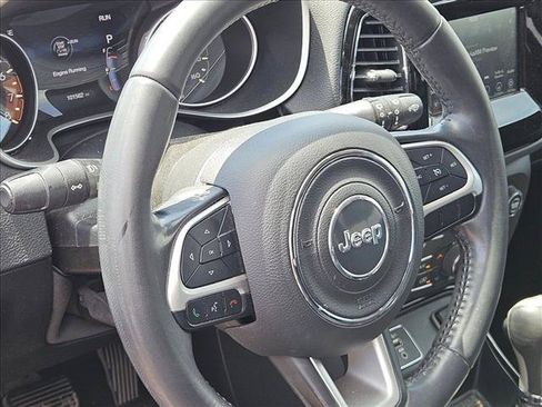 Used 2019 Jeep Compass Latitude FWD image 9