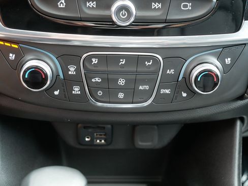 Used 2023 Chevrolet Traverse Premier AWD/4WD image 23