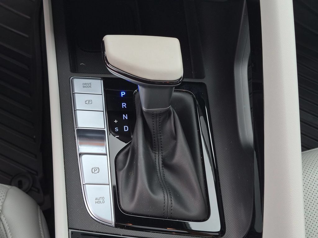 Used 2025 Hyundai Elantra Limited FWD image 24
