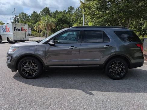 Used 2017 Ford Explorer XLT w/ Equipment Group 202A FWD image 7