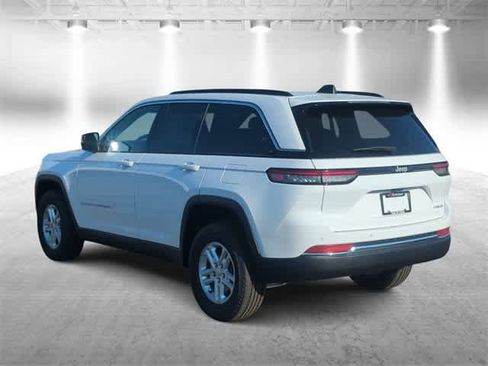 New 2025 Jeep Grand Cherokee Laredo image 6