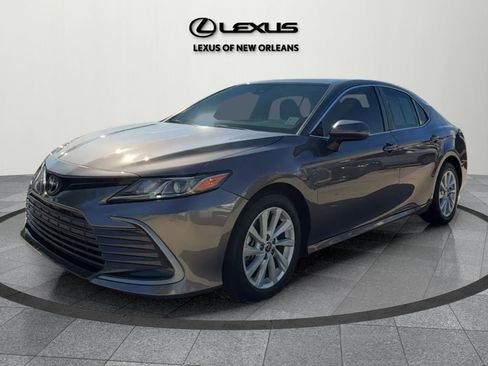 Used 2022 Toyota Camry LE image 3