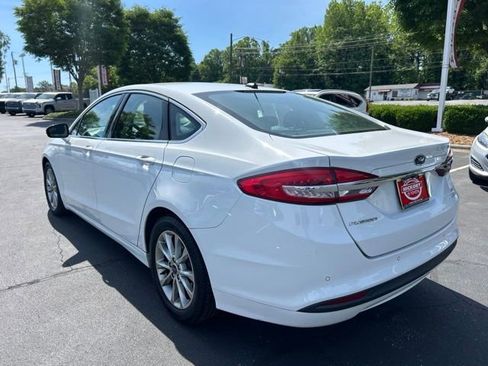 Used 2017 Ford Fusion SE w/ Fusion SE Technology Package FWD image 7