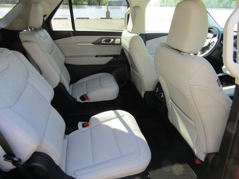 New 2026 Ford Explorer Platinum AWD/4WD image 17