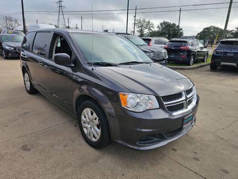 Used 2018 Dodge Grand Caravan SE w/ UConnect Hands-Free Group image 3