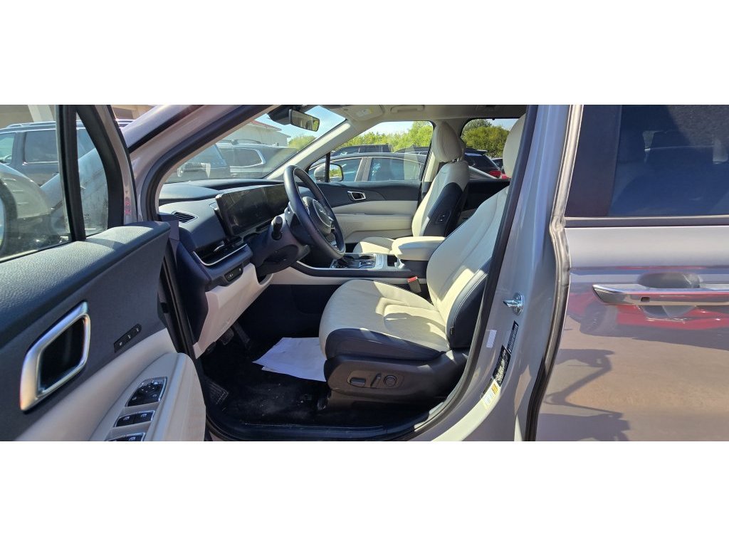 Used 2025 Kia Carnival EX FWD image 10