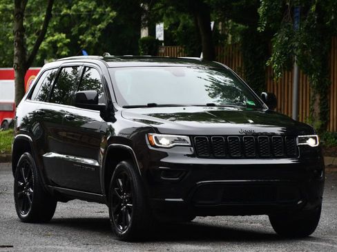 Used 2020 Jeep Grand Cherokee Altitude image 2