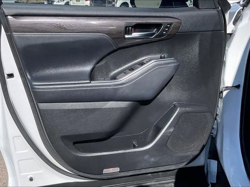 Used 2022 Toyota Highlander Platinum image 21
