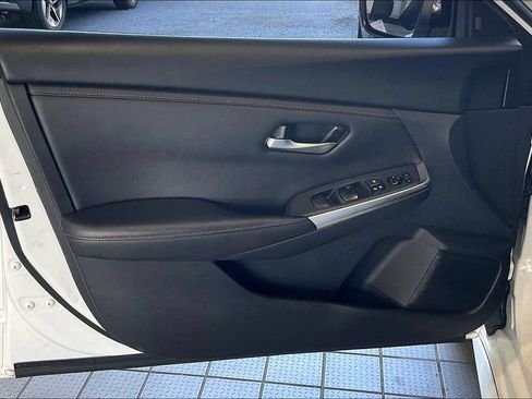 Used 2025 Nissan Sentra SR FWD image 2