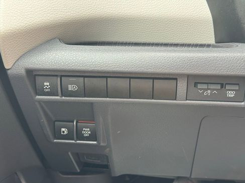 Used 2023 Toyota Sienna XLE FWD image 29