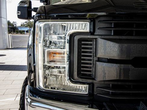 Used 2017 Ford F250 XLT w/ XLT Premium Package image 5