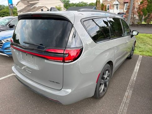 Used 2025 Chrysler Pacifica Limited FWD image 11