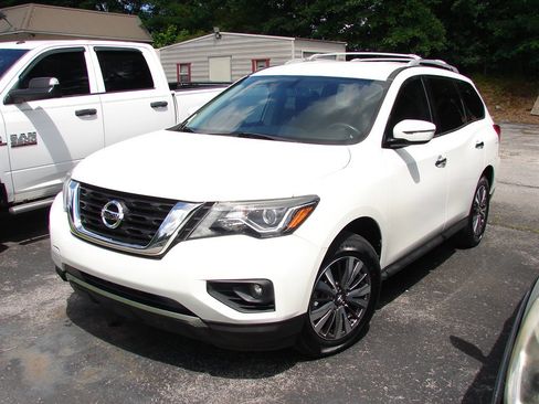 Used 2018 Nissan Pathfinder SV image 1