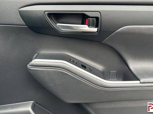 Used 2024 Toyota Highlander XLE image 24