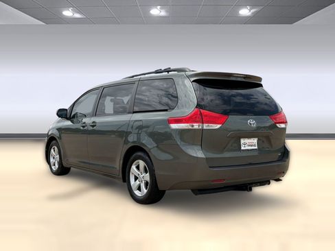 Used 2013 Toyota Sienna LE FWD image 3