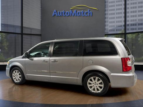 Used 2016 Chrysler Town & Country Touring FWD image 7