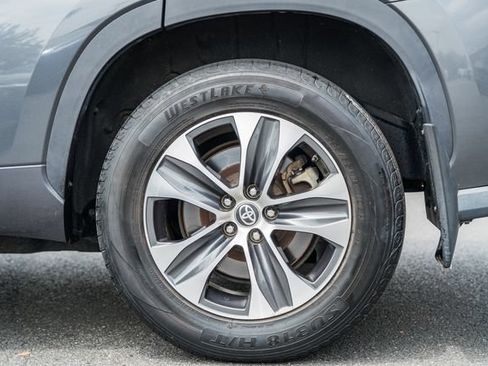 Used 2020 Toyota Highlander XLE AWD/4WD image 17