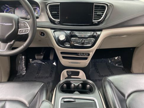Used 2023 Chrysler Pacifica Touring-L FWD image 11
