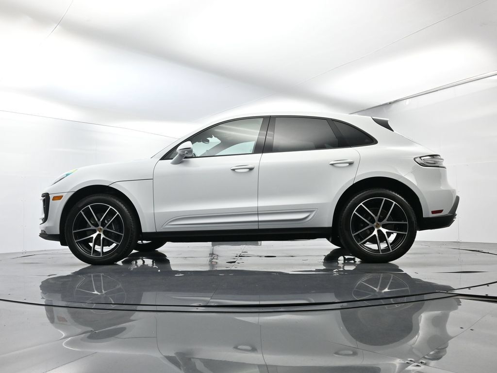 Certified 2025 Porsche Macan AWD/4WD image 42