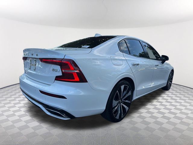 Used 2022 Volvo S60 B5 Momentum w/ Climate Package FWD image 5