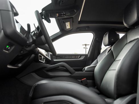 Certified 2025 Porsche Cayenne image 21