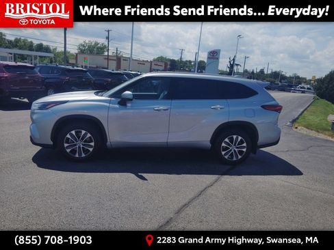 Used 2022 Toyota Highlander XLE AWD/4WD image 4