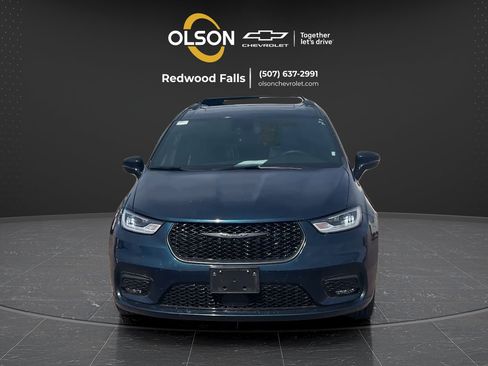Used 2025 Chrysler Pacifica Limited FWD image 8