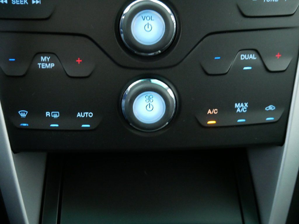 Used 2015 Ford Explorer XLT w/ Equipment Group 202B AWD/4WD image 30
