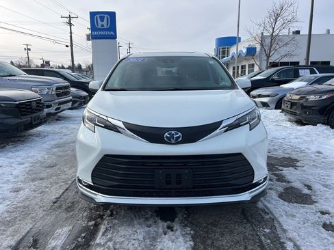 Used 2021 Toyota Sienna XLE w/ XLE Plus Package image 8