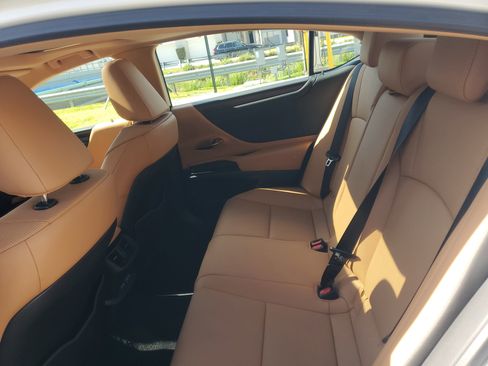 Used 2025 Lexus ES 350 w/ Premium Package image 11