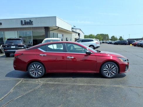 Used 2024 Nissan Altima 2.5 SV FWD image 2