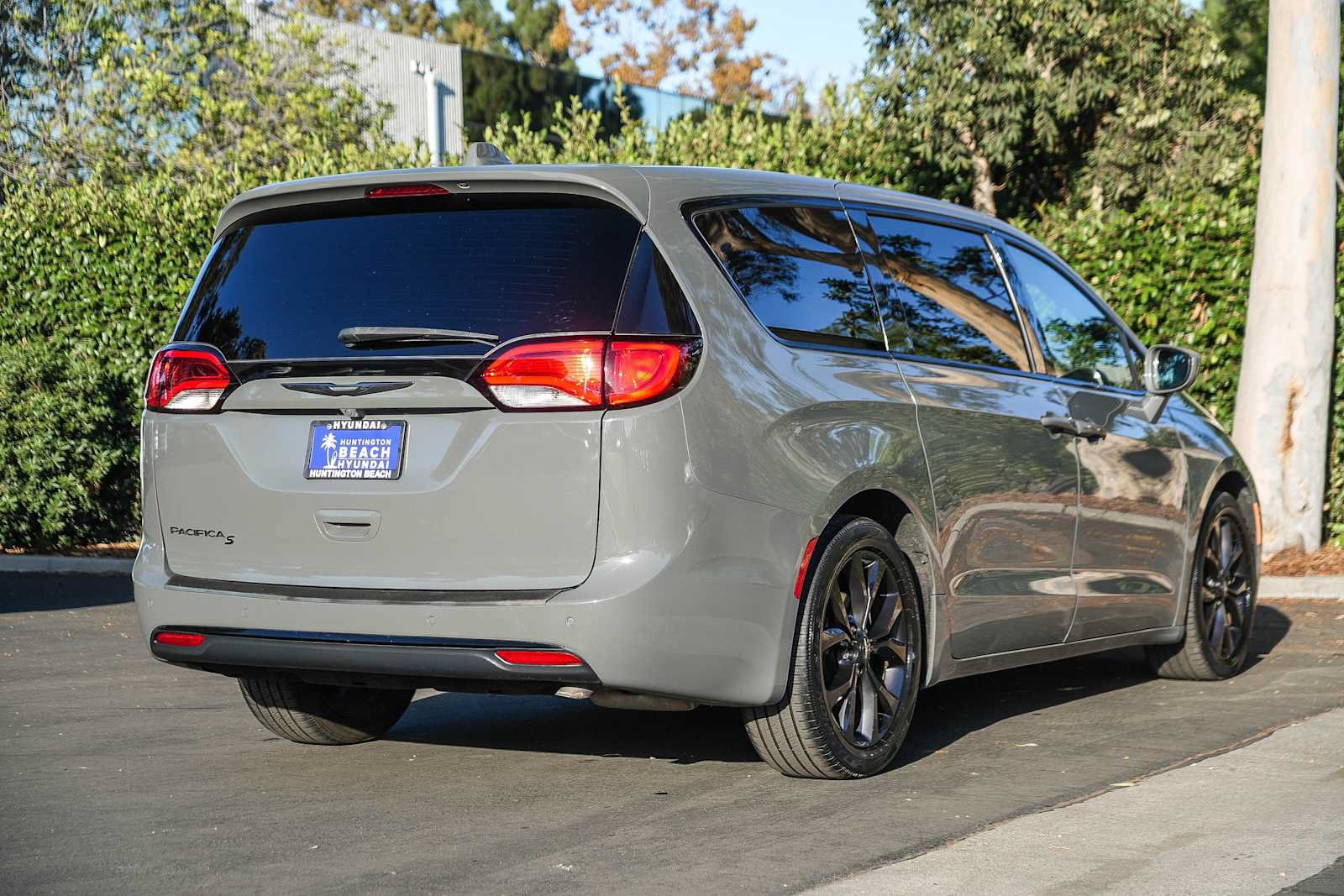 Used 2020 Chrysler Pacifica Touring w/ S Appearance Package FWD image 6
