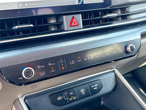 Used 2025 Kia Carnival FWD image 16