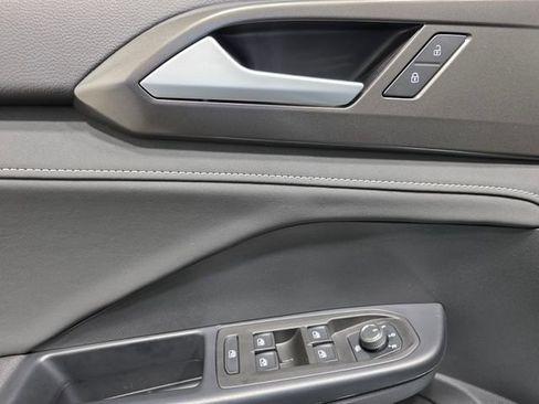 Certified 2025 Volkswagen Taos SE image 12