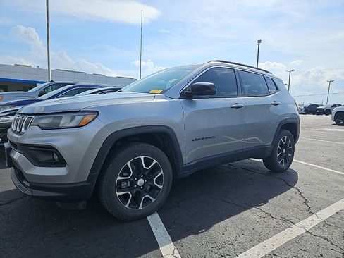 Used 2022 Jeep Compass Latitude image 2