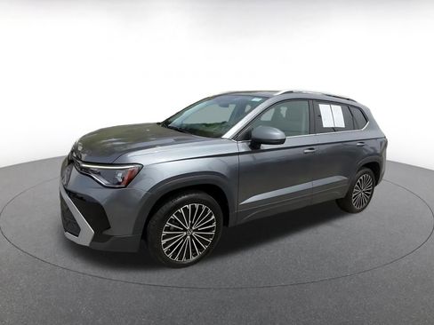 Used 2025 Volkswagen Taos SE FWD image 8