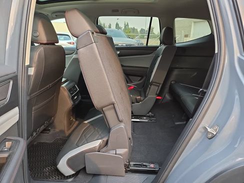 Used 2025 Volkswagen Atlas Peak Edition SE AWD/4WD image 29