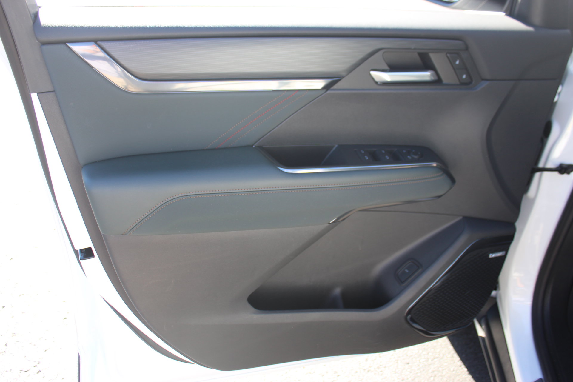 Used 2024 GMC Acadia AT4 w/ Super Cruise Package AWD/4WD image 11