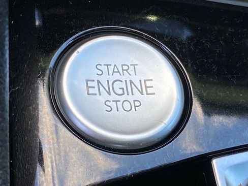 Certified 2023 Volkswagen Taos SE w/ Panoramic Sunroof Package image 18