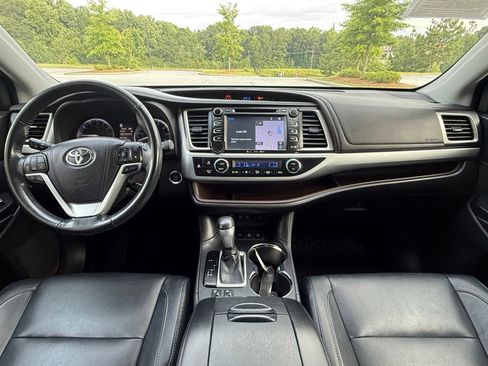 Used 2018 Toyota Highlander XLE AWD/4WD image 23