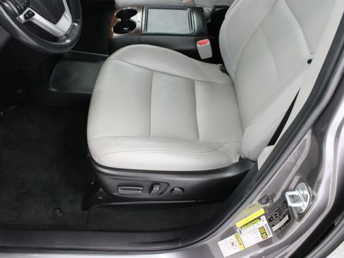 Used 2017 Toyota Sienna Limited Premium FWD image 15