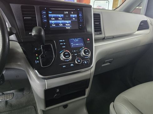 Used 2015 Toyota Sienna LE FWD image 29