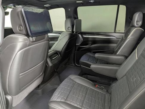 Used 2025 Cadillac Escalade ESV V AWD/4WD image 17
