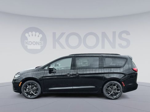 New 2026 Chrysler Pacifica Limited w/ S Appearance Package image 2