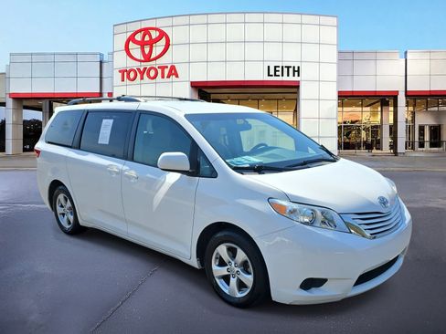 Used 2017 Toyota Sienna LE image 3